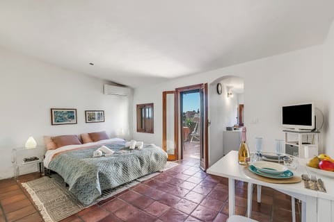 Standard Studio, Sea View (Piccola Pigna - Terrazza Vista Mare) | Iron/ironing board, free WiFi, bed sheets