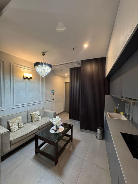 Luxury Studio Suite, City View | Living area