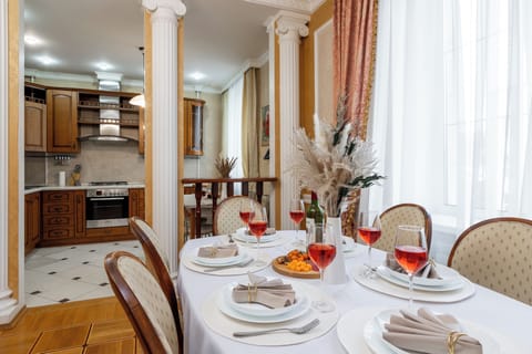 Deluxe Apartment, Non Smoking, Courtyard View | In-room dining