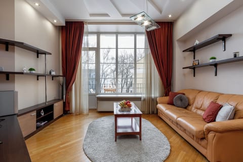 Deluxe Apartment, Non Smoking, Courtyard View | Hypo-allergenic bedding available, laptop workspace, blackout drapes