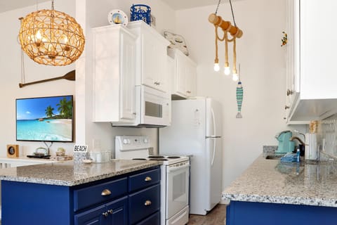 House, 1 Queen Bed with Sofa bed (40th Street Cottage) | Private kitchen