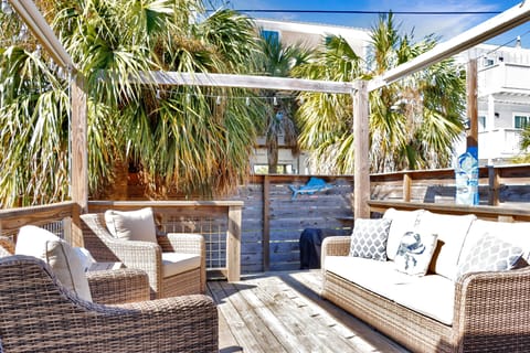 House, 1 Queen Bed with Sofa bed (40th Street Cottage) | Property grounds