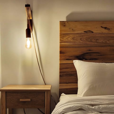 Nuestra habitación principal combina estética nórdica con la calidez del hogar.