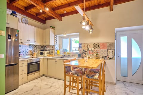Bougainvillea Escape Cottage Kitchen and Dining Area 