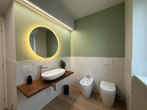 Deluxe Triple Room | Bathroom