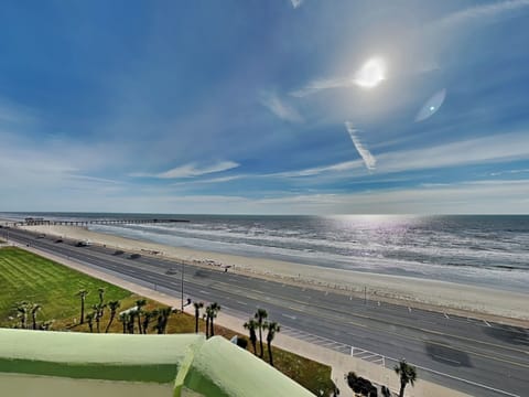 Condo (2 Bedrooms) | Property amenity