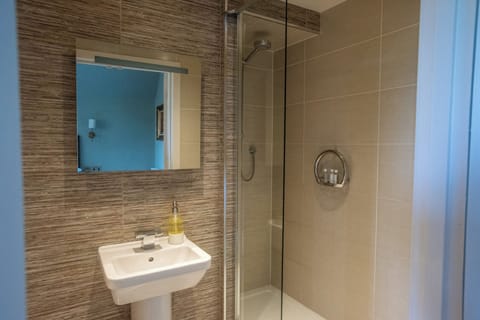 Standard Double Room, River View | Bathroom