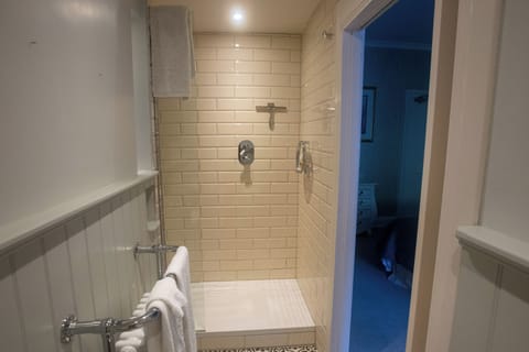 Standard Double Room, Garden View | Bathroom