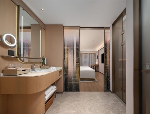 Deluxe Room, 2 Twin Beds | Bathroom