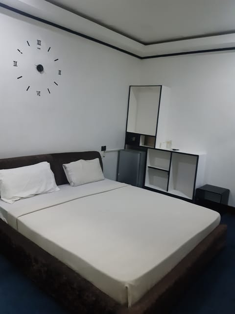 Luxury Room, 1 King Bed, Non Smoking | Free WiFi, bed sheets