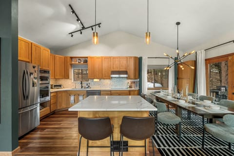🍳✨ Cook, snack, and gather in the bright kitchen—huge island seating, stainless appliances, and an open flow into the dining area for effortless meals together 🍽️