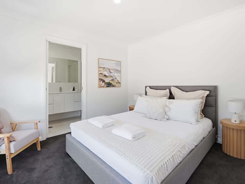 Bedroom 1 - Queen, Ensuite, Heating, AC + BIR