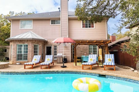 Dive in, soak up the sun, and let your worries float away. Whether it’s a morning swim, an afternoon float, or an evening under the stars, our pool is your personal oasis. 