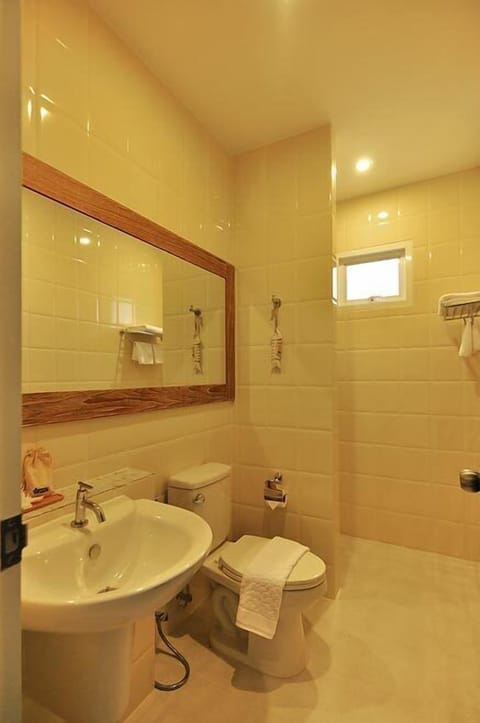 Deluxe Room, 1 Double Bed, Mountain View | Bathroom | Shower, free toiletries, hair dryer, towels
