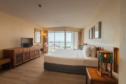 Suite, Sea View | In-room safe, desk, blackout drapes, rollaway beds