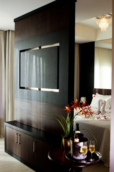 Suite | Minibar, in-room safe, individually decorated, desk
