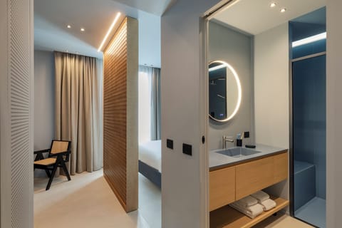 Deluxe Double Room, Balcony | Bathroom | Shower, hair dryer, towels, shampoo