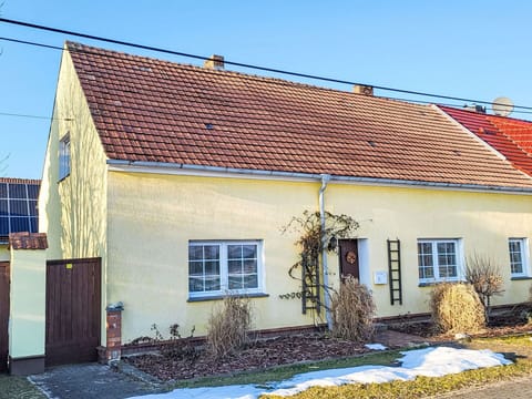 House, Roof, Home, Residential Area, Cottage, Backyard, Yard, Lawn, Garden, Driveway