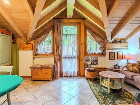 Wood, Home, Ceiling, Cottage, Wood Stain, Log Cabin, Hardwood, Lumber, Resort, Living Room