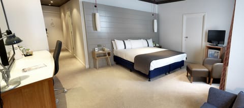 Standard Room, 1 Queen Bed, Accessible (Wheelchair) | In-room safe, desk, laptop workspace, blackout drapes