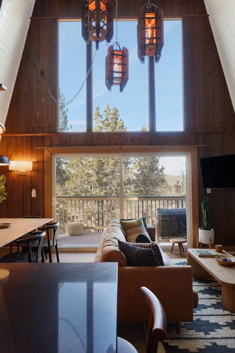 Signature Cabin, 3 Bedrooms, Hot Tub, Mountain View | Living room | 45-inch Smart TV with digital channels, fireplace, video-game console