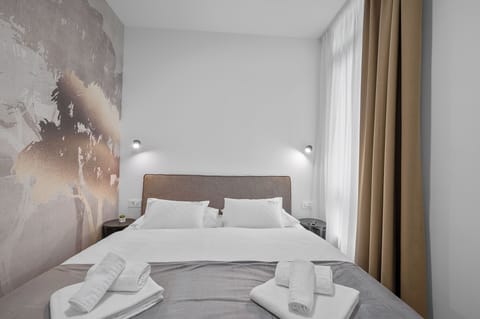 Standard Studio Suite | In-room safe, desk, laptop workspace, iron/ironing board