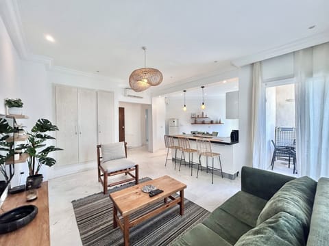 Apartment, 2 Bedrooms, Smoking, Balcony | Living room