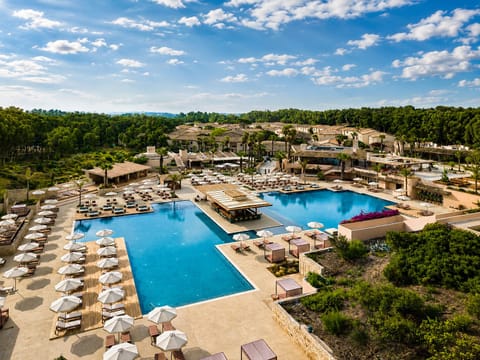 Seasonal outdoor pool, pool umbrellas, sun loungers