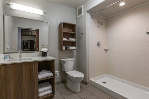 Suite, 1 King Bed, Non Smoking | Bathroom | Free toiletries, hair dryer, towels