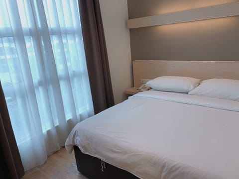 Standard Double Room | Desk, iron/ironing board (on request), WiFi (free), bed sheets