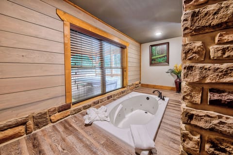 Chalet, Multiple Beds, Hot Tub, Mountain View (Bears Haven) | Bathroom | Towels