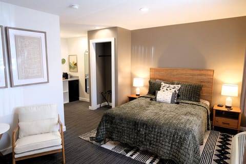 Modern queen bedroom in downtown Moab, walking distance to restaurants, shops, and nightlife. Perfect basecamp near Arches National Park and Canyonlands.