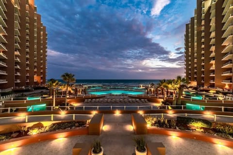 6 outdoor pools