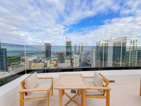Rooftop Terrace: Stunning skyline views perfect for cocktails and city vibes!