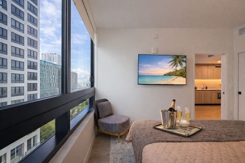 Dreamy Retreat: Enjoy stunning city views with a chic design and a beach vibe.