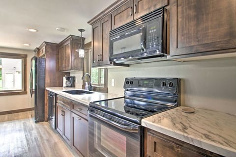 Full Kitchen | Large Island | Stainless Steel Appliances