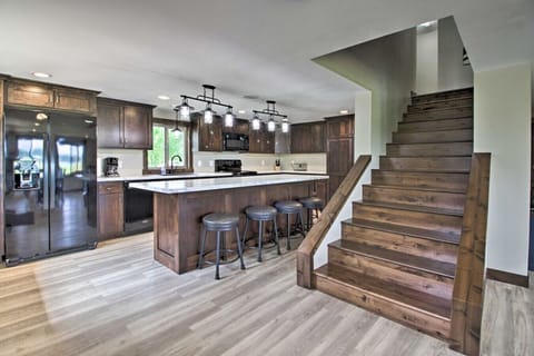 Full Kitchen | Large Island | Stainless Steel Appliances