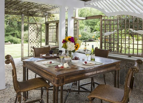 Queen Room with Garden View and Shared Bath | Terrace/patio
