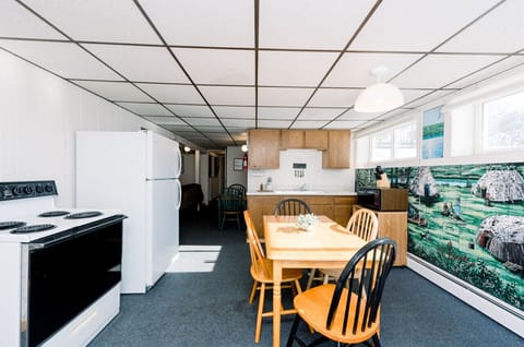 Comfort Studio, Private Bathroom (Basement Walkout) | Interior