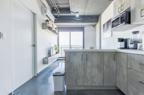 Comfort Suite, Balcony, City View | Private kitchen | Griddle