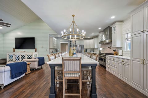 Huge Island- perfect for entertaining