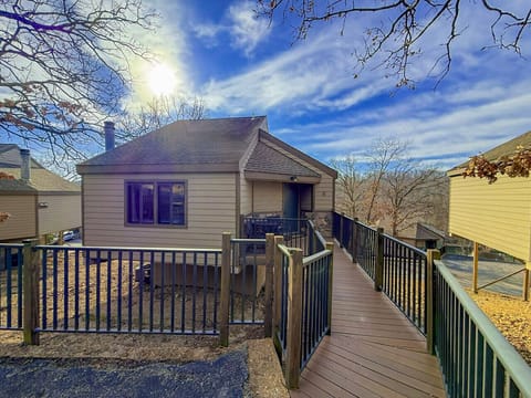 Charming lakeview cabin with modern amenities, private deck, and easy access to nature trails — perfect Ozark getaway!