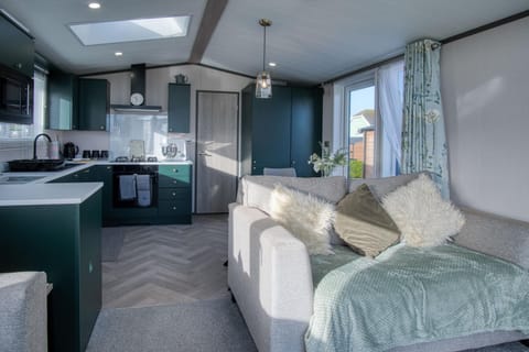 Bumblebee - 2 Bedroom Lodge - Manorbier (27474)