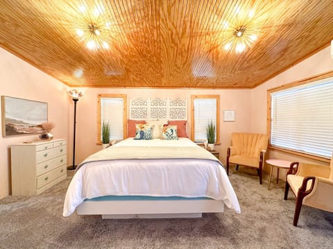 Deluxe Suite, 1 King Bed | Premium bedding, minibar, desk, soundproofing