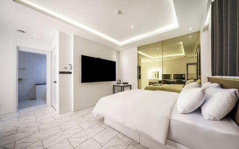 VIP Room | Desk, laptop workspace, free WiFi, bed sheets