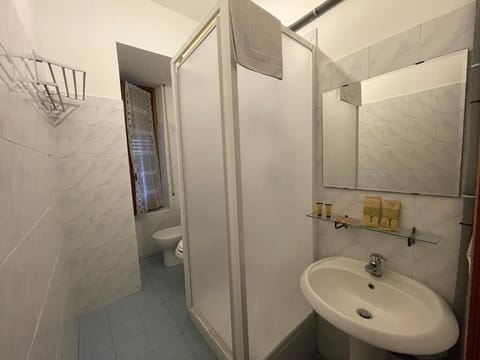 Basic Triple Room, Partial Sea View | Bathroom