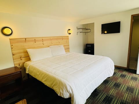 Room, 1 King Bed | Premium bedding, blackout drapes, soundproofing, free WiFi