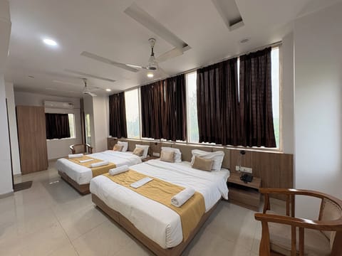 Family Room | Desk, free WiFi