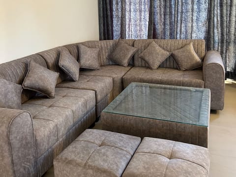 Apartment, 3 Bedrooms, Accessible, Smoking | Living room