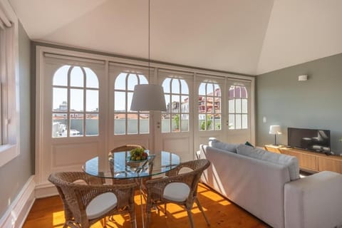 Apartment, Patio, City View (1 cama de casal) | Living area | Flat-screen TV
